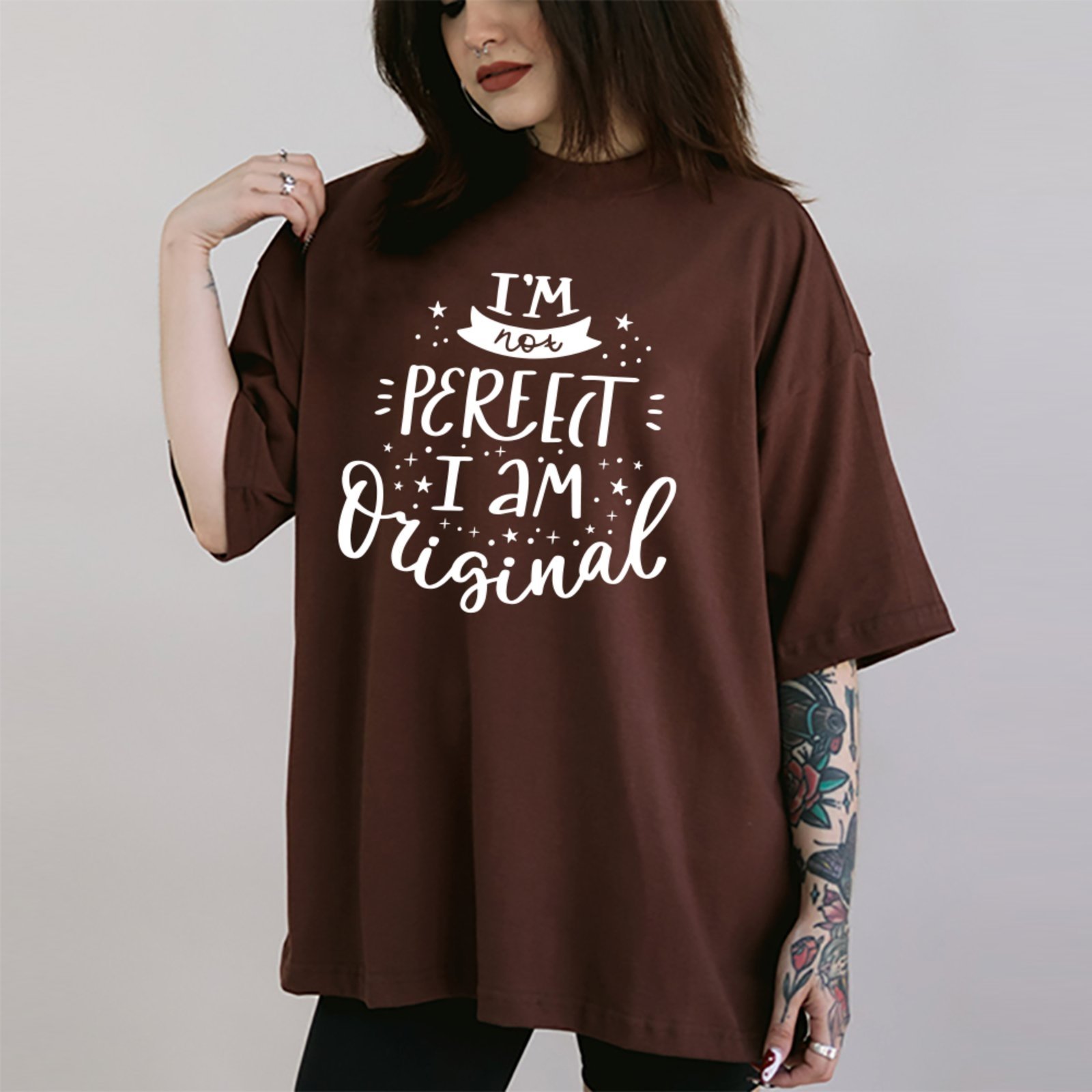 Camiseta Ousy Não Sou Perfeita, Sou Original Oversized Feminina Marrom
