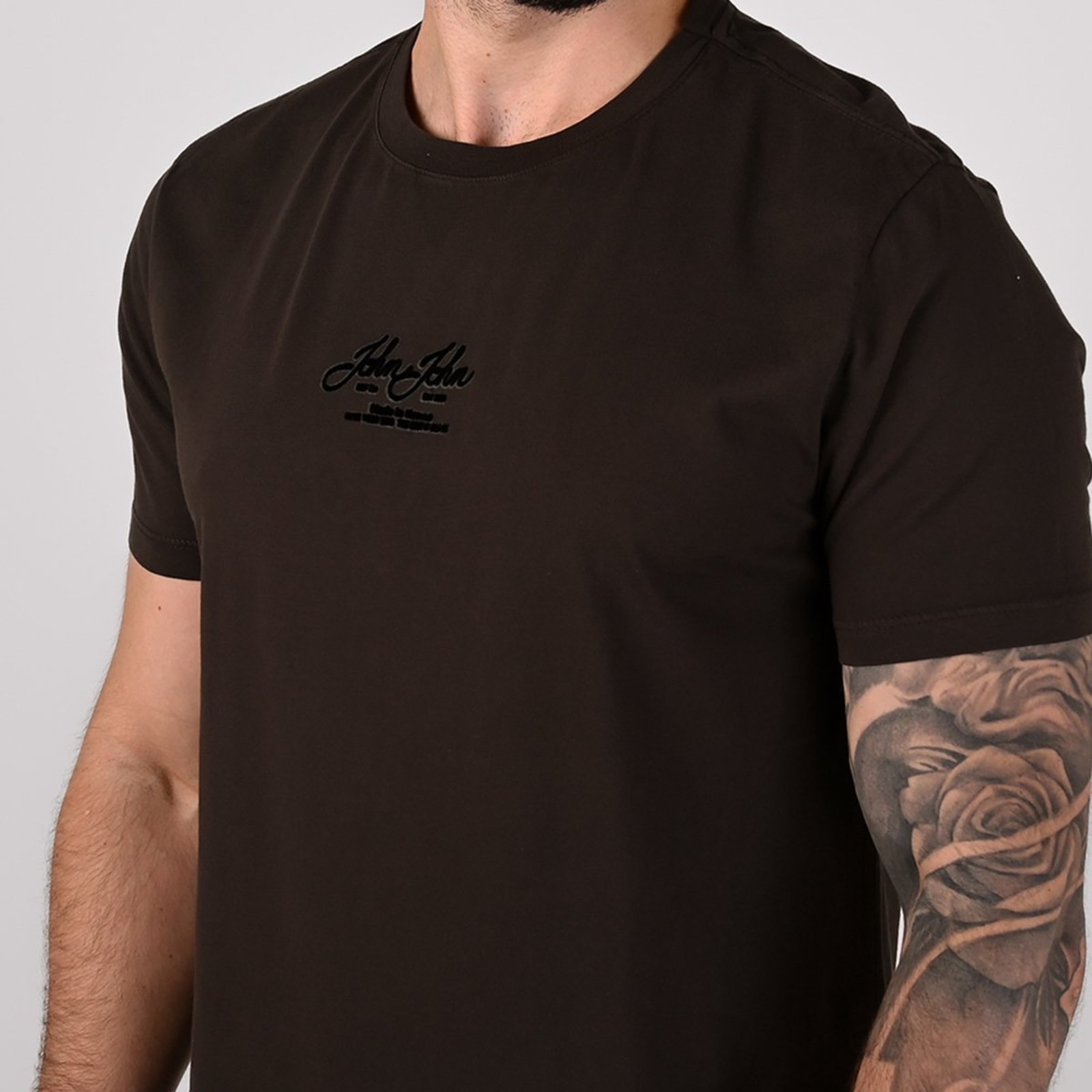 Camiseta John John Logo Camurça Marrom