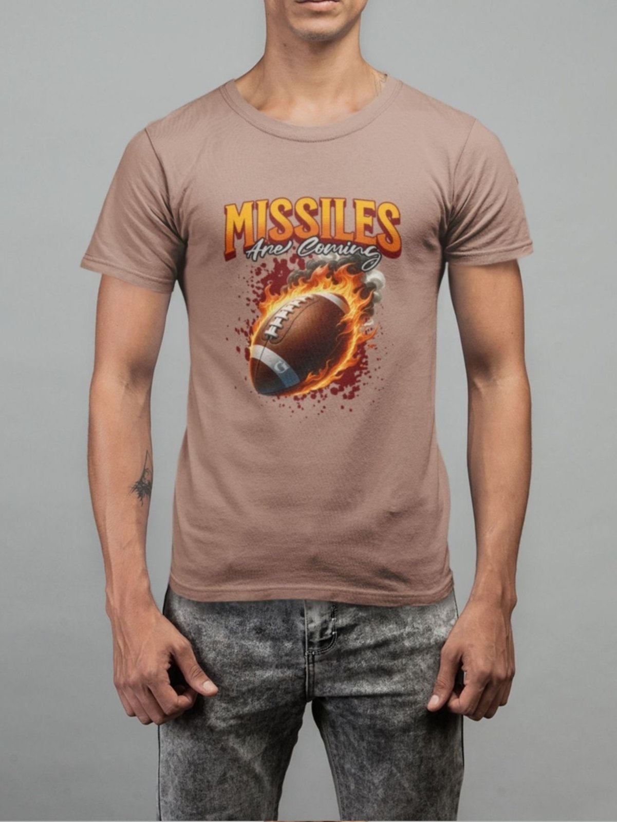 Camiseta Básica Masculina GuGi Bola De Futebol Americano Cáqui