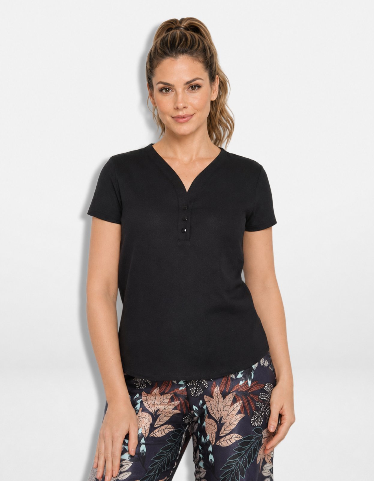 Blusa Feminina Pompier em Viscolinho Manga Curta com Decote Henley V e Botões Preta