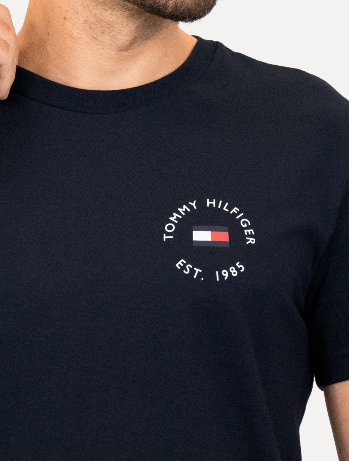 Vista 3 Camiseta Tommy Hilfiger Masculina Roundle Logo Chest azul marinho Tommy Hilfiger azul marinho