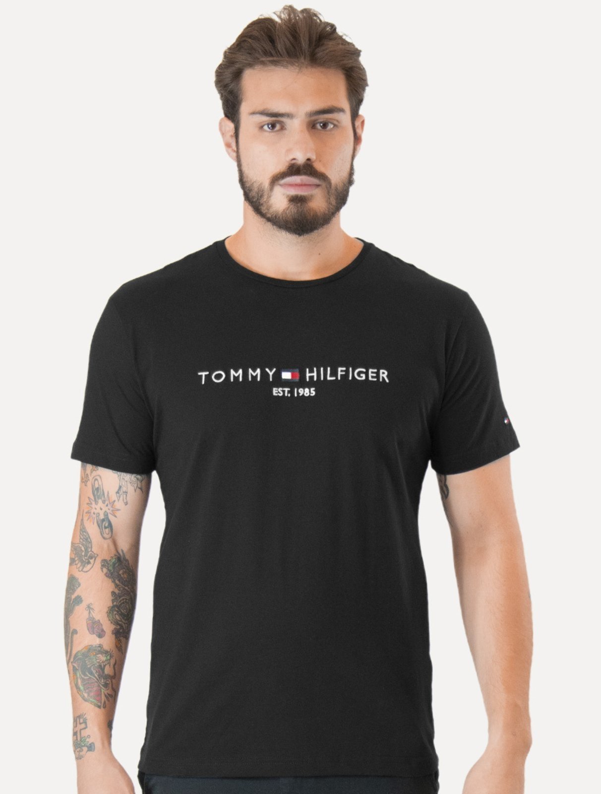 Vista 3 Kit Tommy Hilfiger Camiseta Masculina Core Logo Tee e Boné Uptown Cap preto Tommy Hilfiger preto