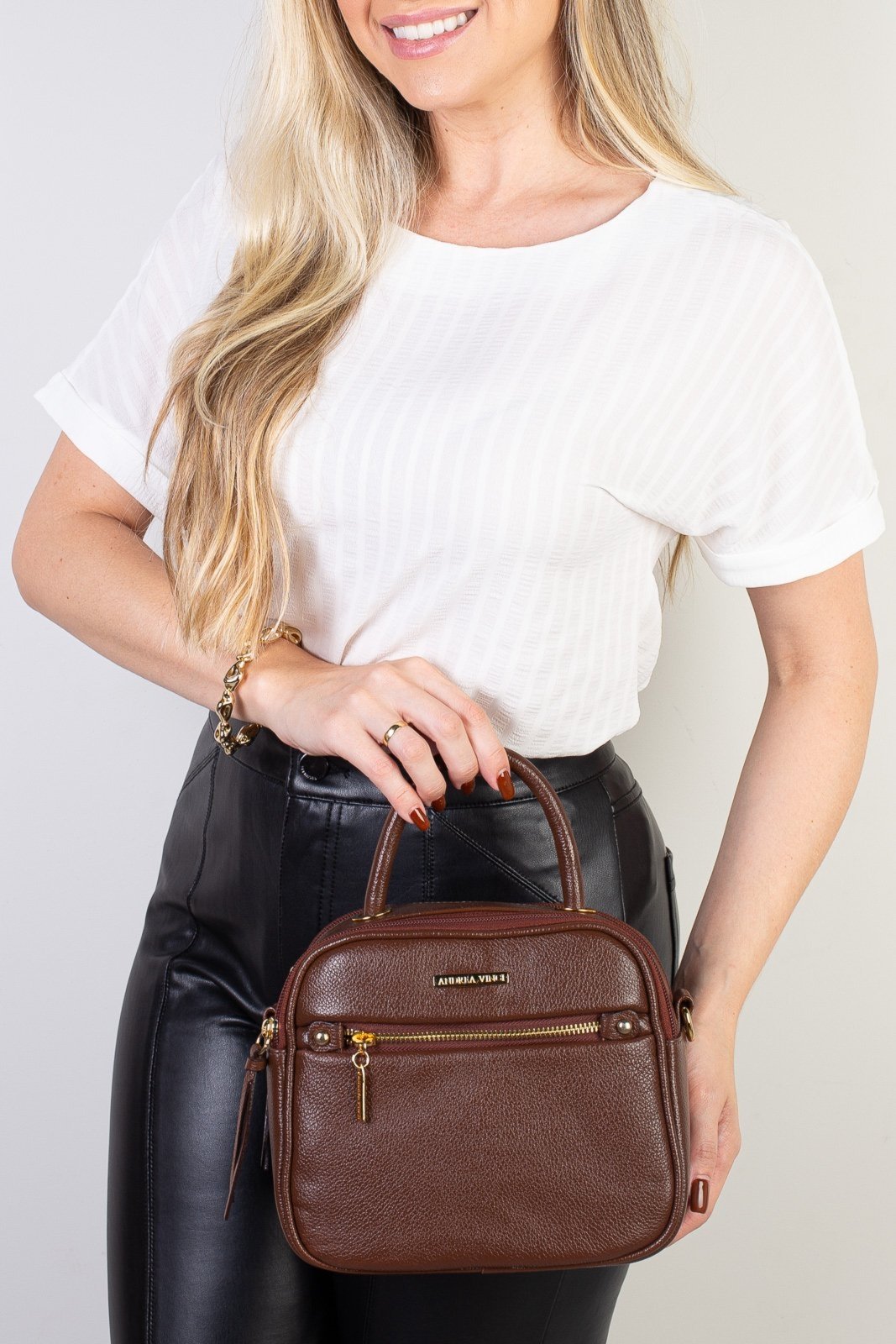 Vista 2 Bolsa Andrea Vinci Baú Pequena De Couro Liso Transversal Catarina - Whisky vermelho Andrea Vinci vermelho