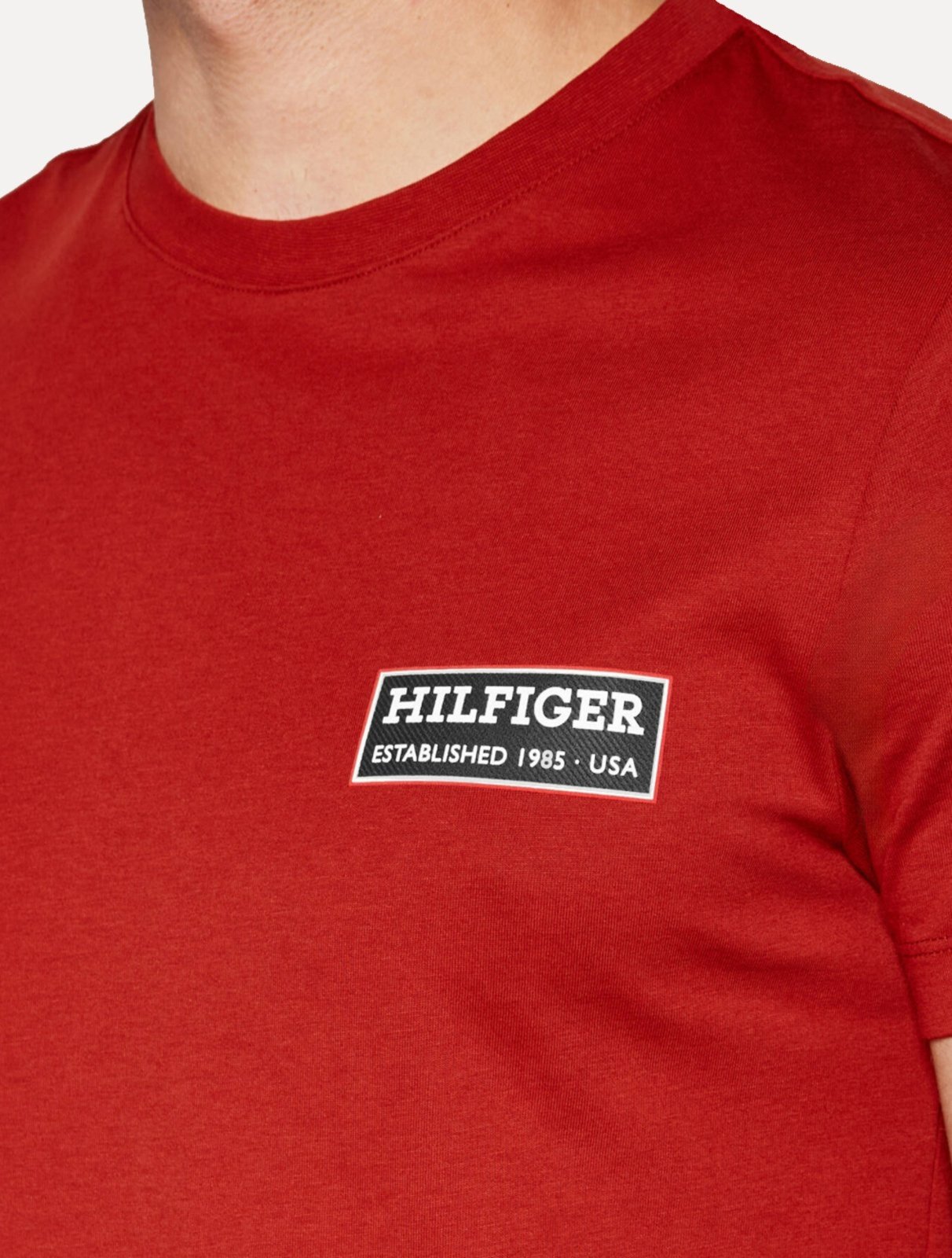 Vista 3 Camiseta Tommy Hilfiger Masculina Regular Printed Badge Color Vermelha vermelho Tommy Hilfiger vermelho