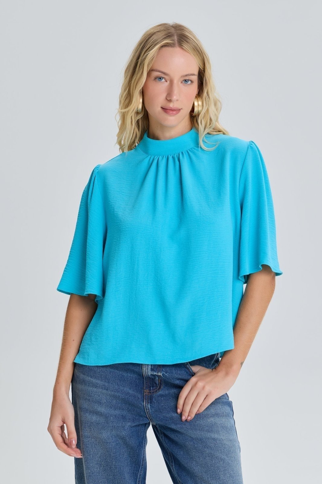 Blusa Feminina Gola Alta Franzida Flor de Lis