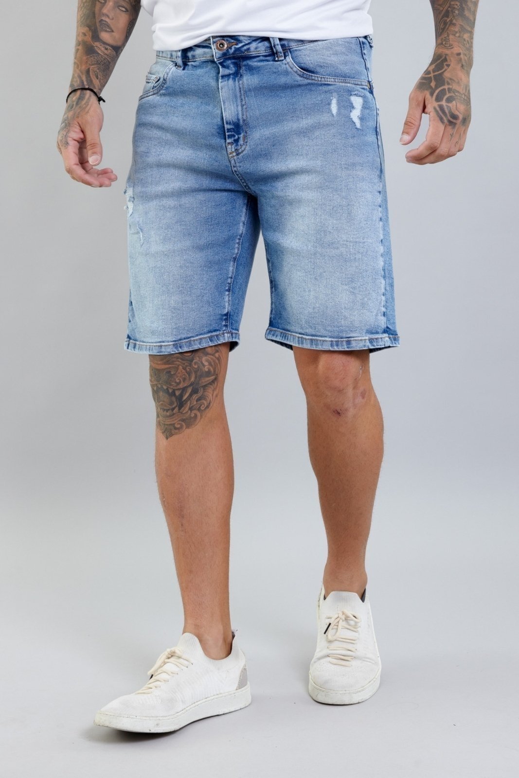 Bermuda Jeans Masculina Slim com Recortes na Cor Azul