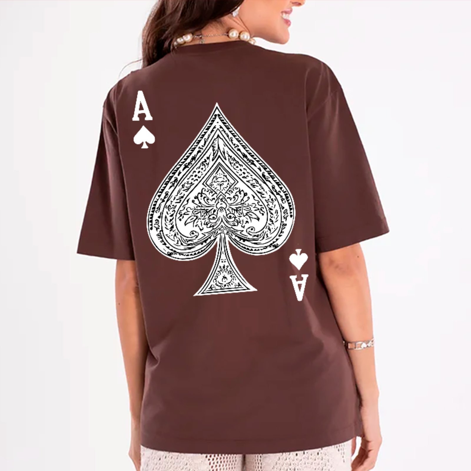 Camiseta Oversized Ás Espadas Estampa Baralho Clássico Unissex Marrom