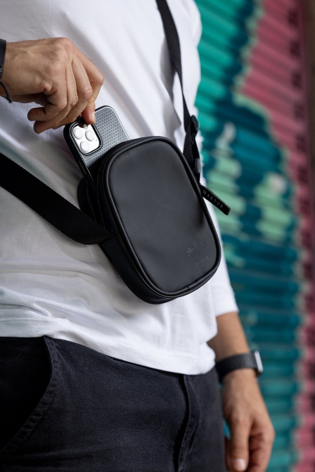 Bolsa Transversal Pochete Shoulder Bag Maktub Slim All Black Unissex Com Alça Ombro