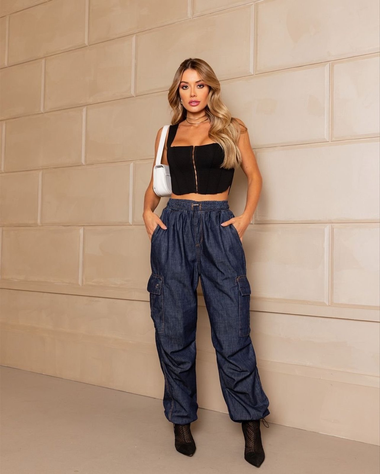 Calça Feminina Parachute Cargo Cintura Média com Reguladores 23027 Escura Consciência