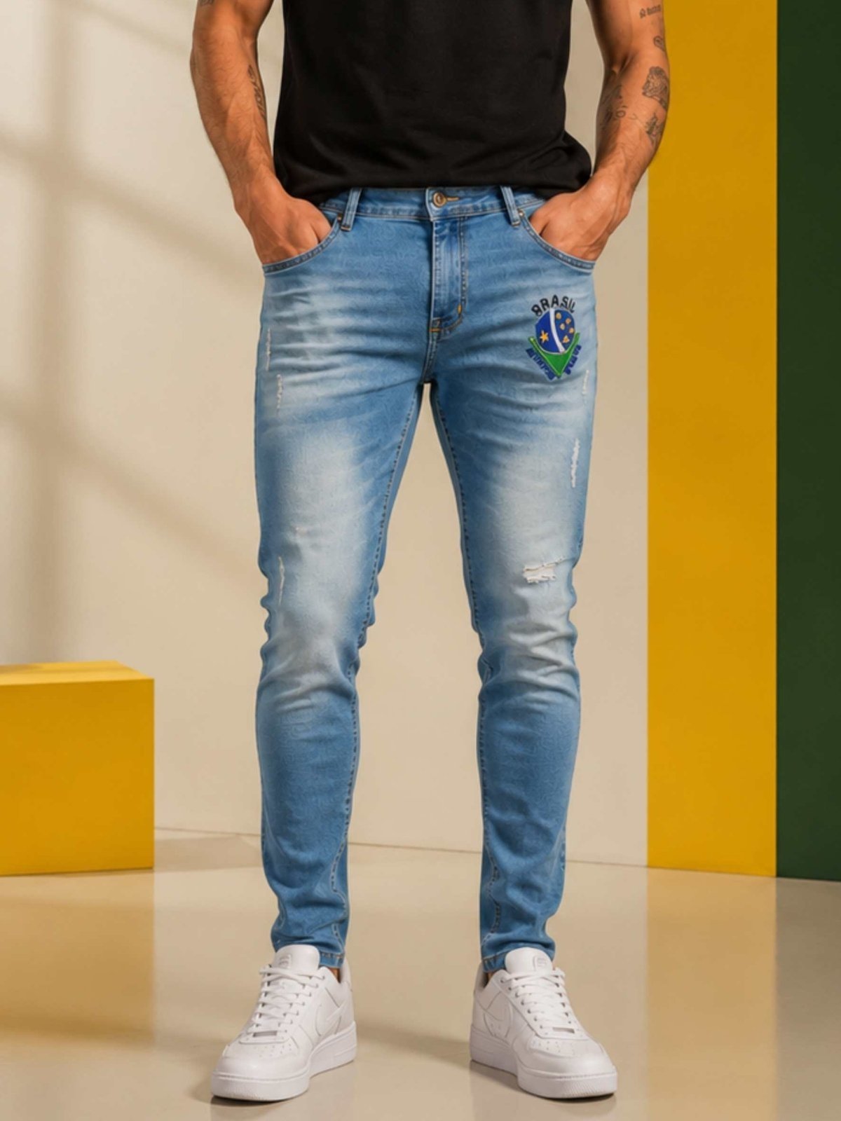 Calça Jeans Masculina Slim Fit Azul Claro com Bordado Brasil Premium
