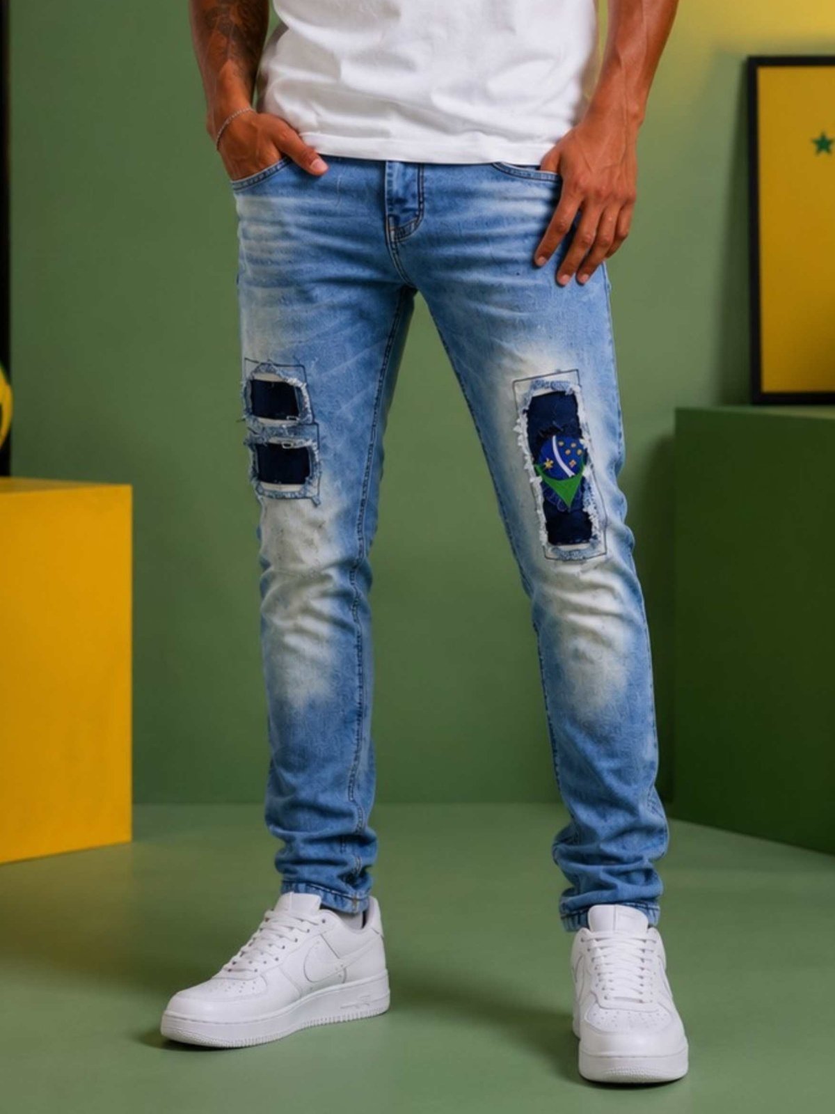 • Calça Jeans Masculina Slim Fit Destroyed Azul Claro com Bordado Brasil Premium