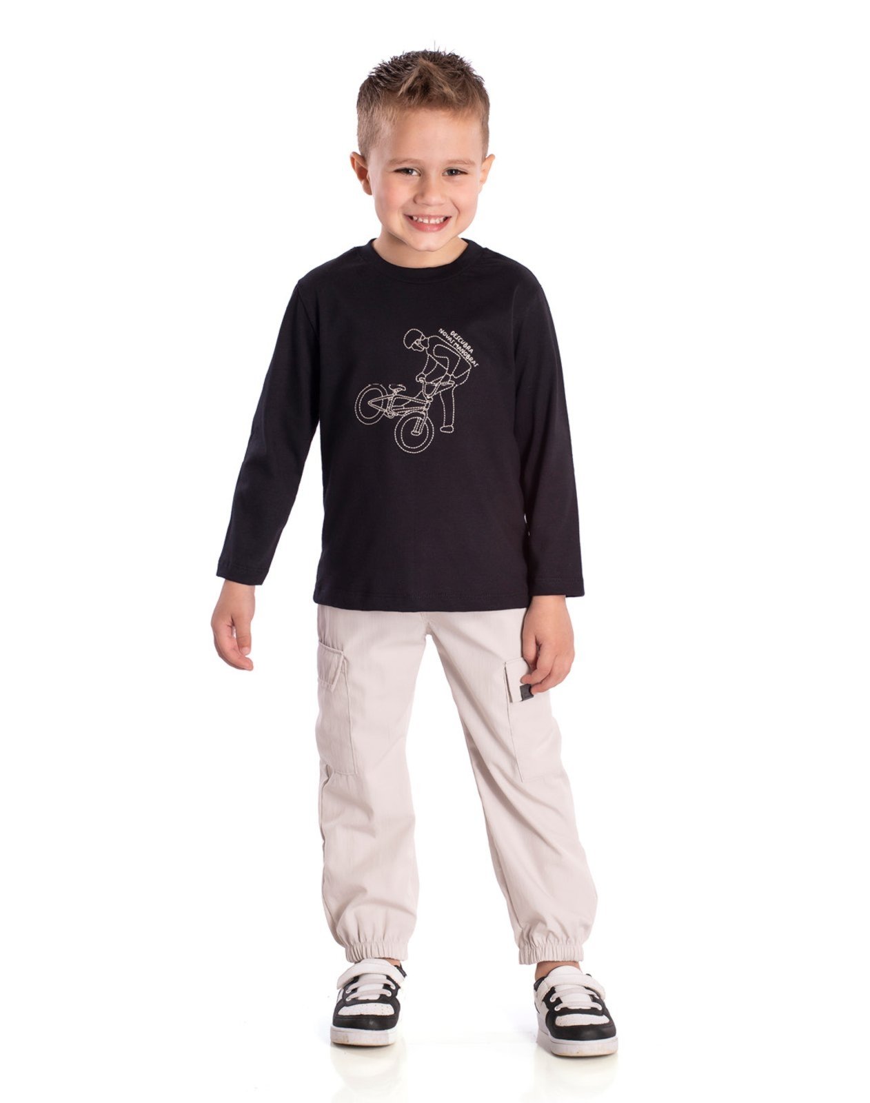 Infantil - Conj. camiseta manga longa bordado preta + calça cargo bege acinzentado