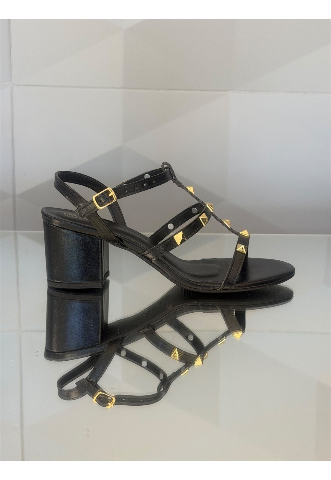 Sandália Preta salto bloco Spikes Dourados