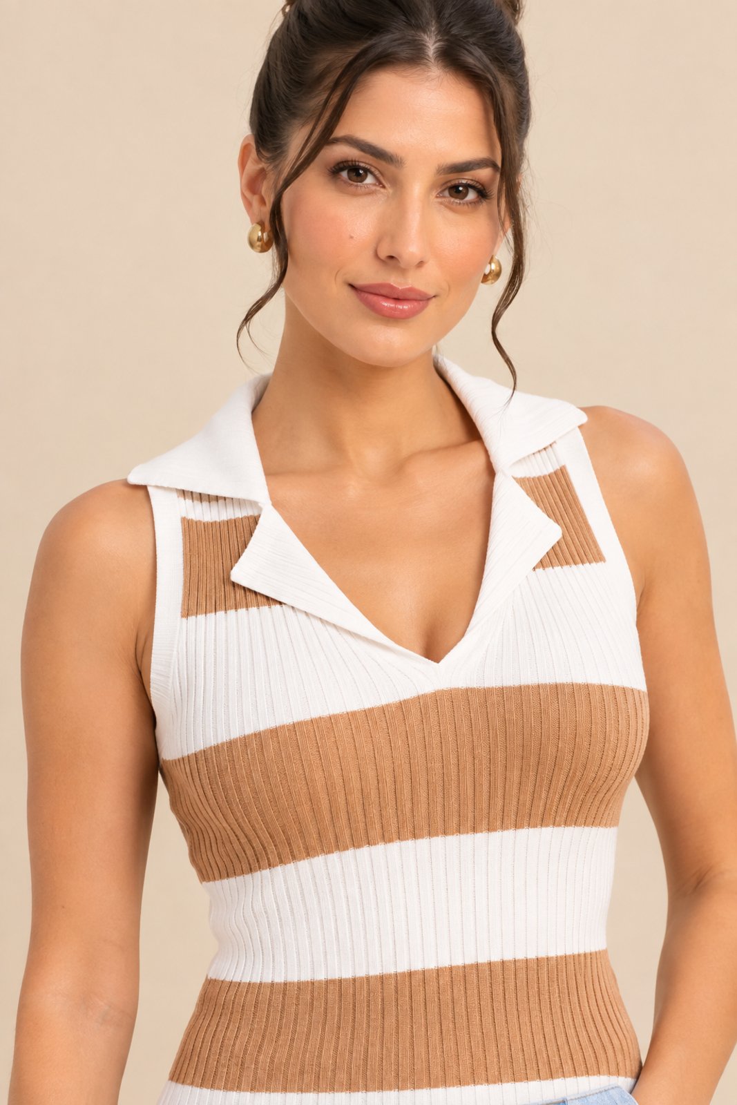 Blusa Feminina Lapetry de Tricô Listrada Bege Regata com Gola Polo Decote V