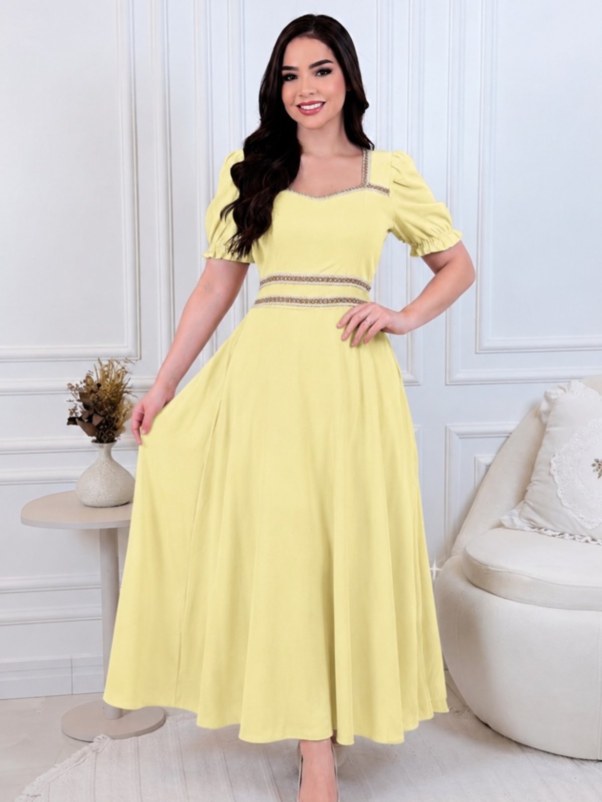 Vestido Midi em Linho com Guipir Manga Curta Princesa Cintura Marcada Moda Evangélica Amarelo
