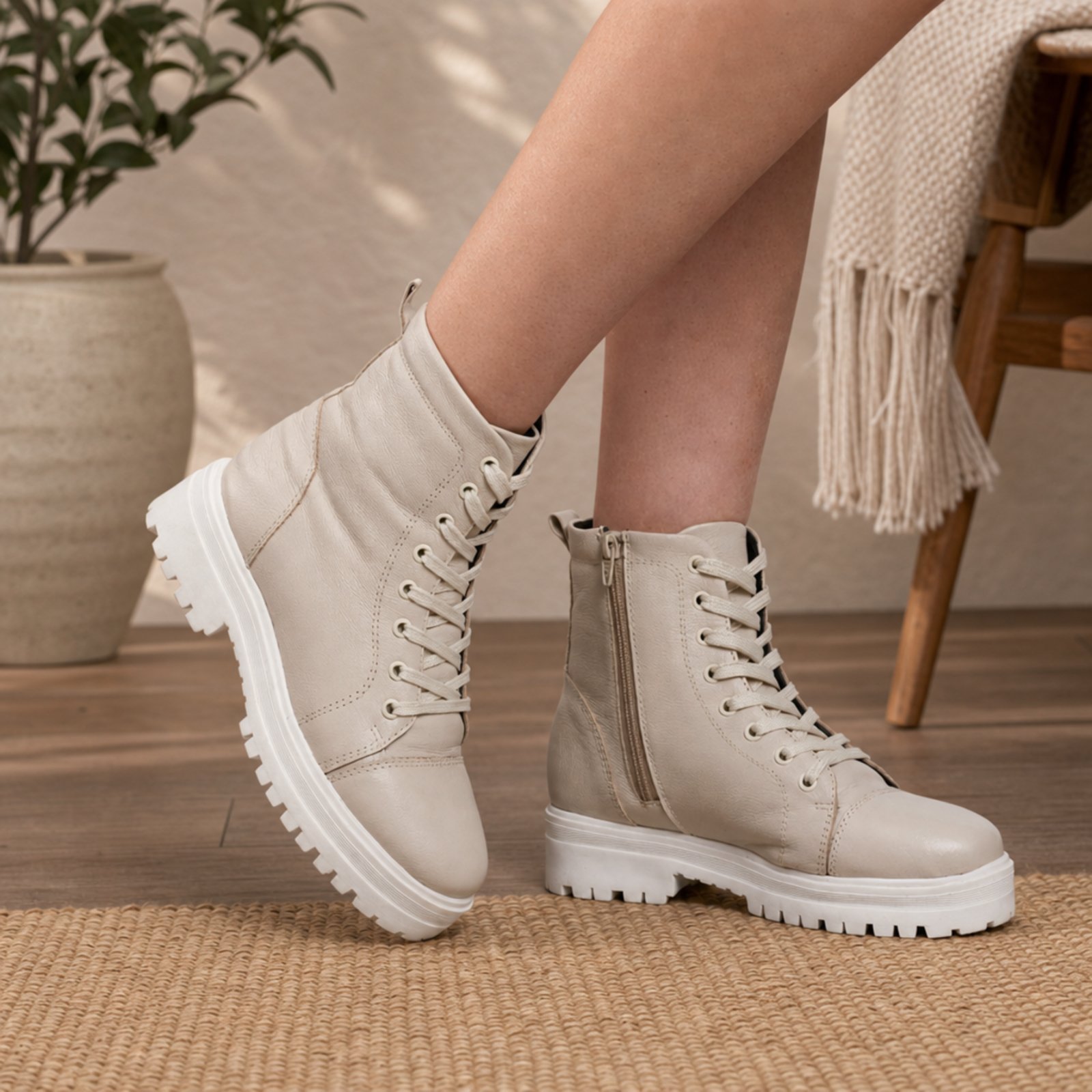 Bota Coturno Feminina Couro Legítimo Premium Solado Costurado Tratorada Estilo e Conforto