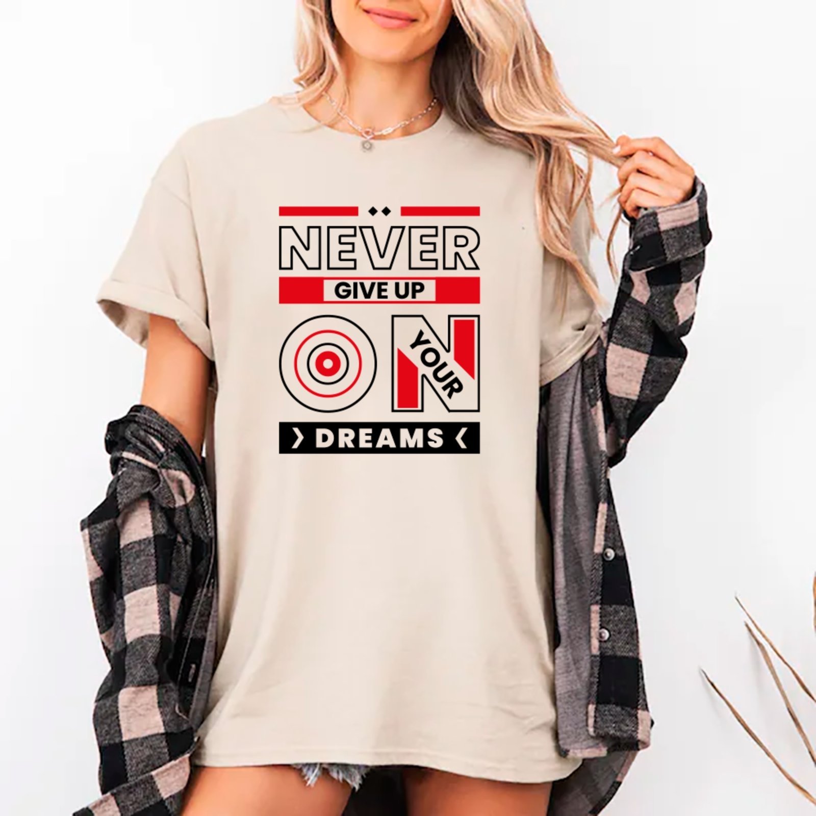 Camiseta Ousy Never Give Up On Your Dreams Oversized Unissex Off White