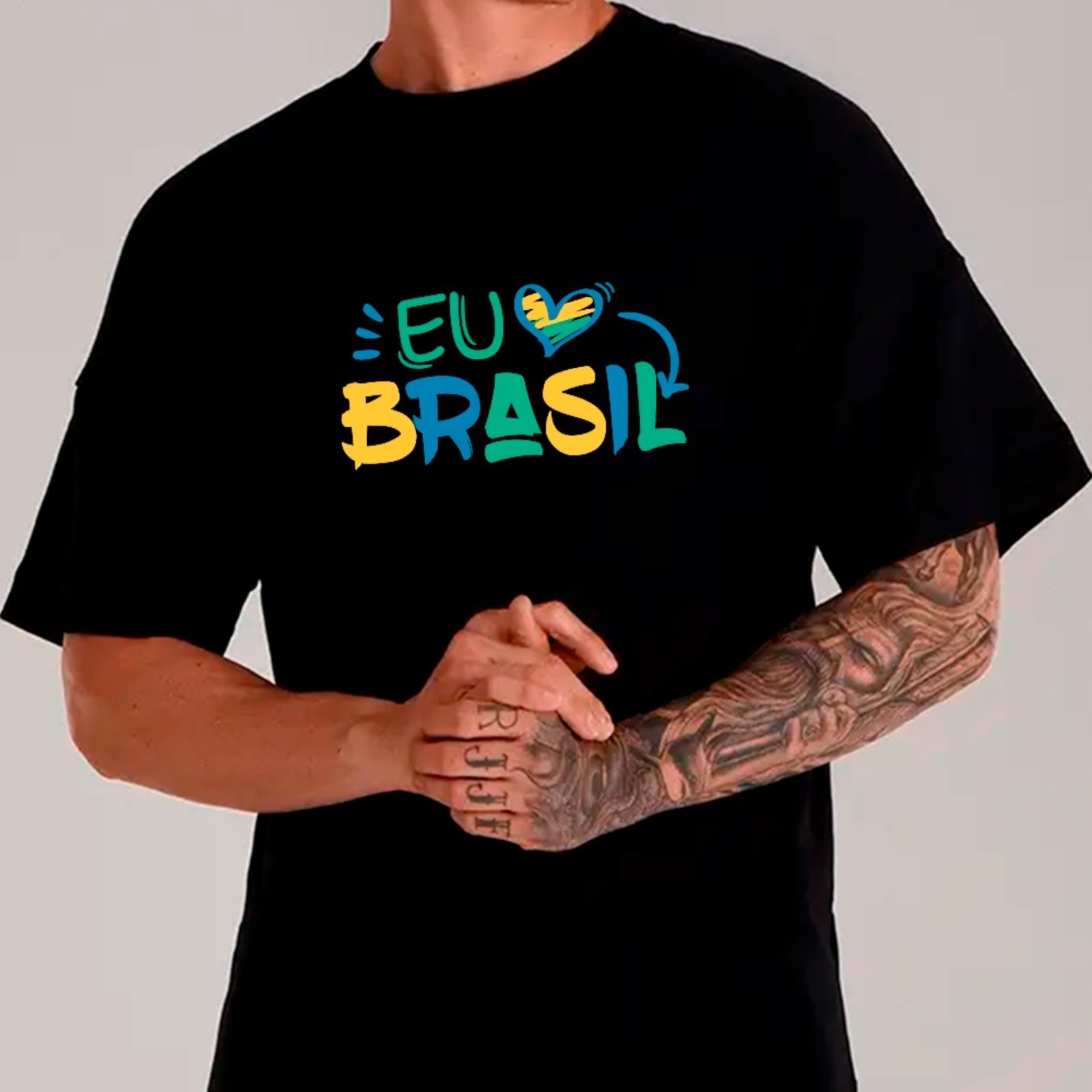 Vista 2 Camiseta Ousy Oversized Eu Amo Brasil Estampa Patriótica Moda Streetwear Unissex preto ousy preto