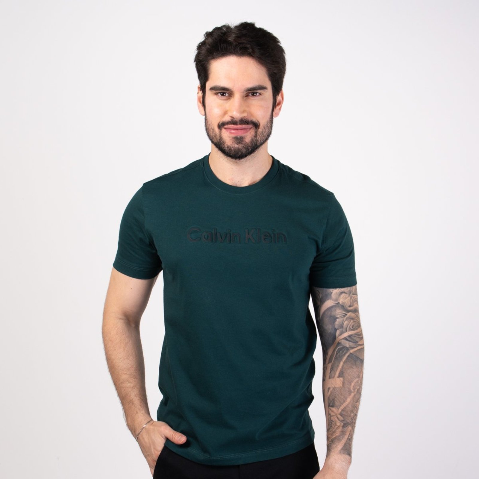 Camiseta Calvin Klein Embossed Color Verde Escuro