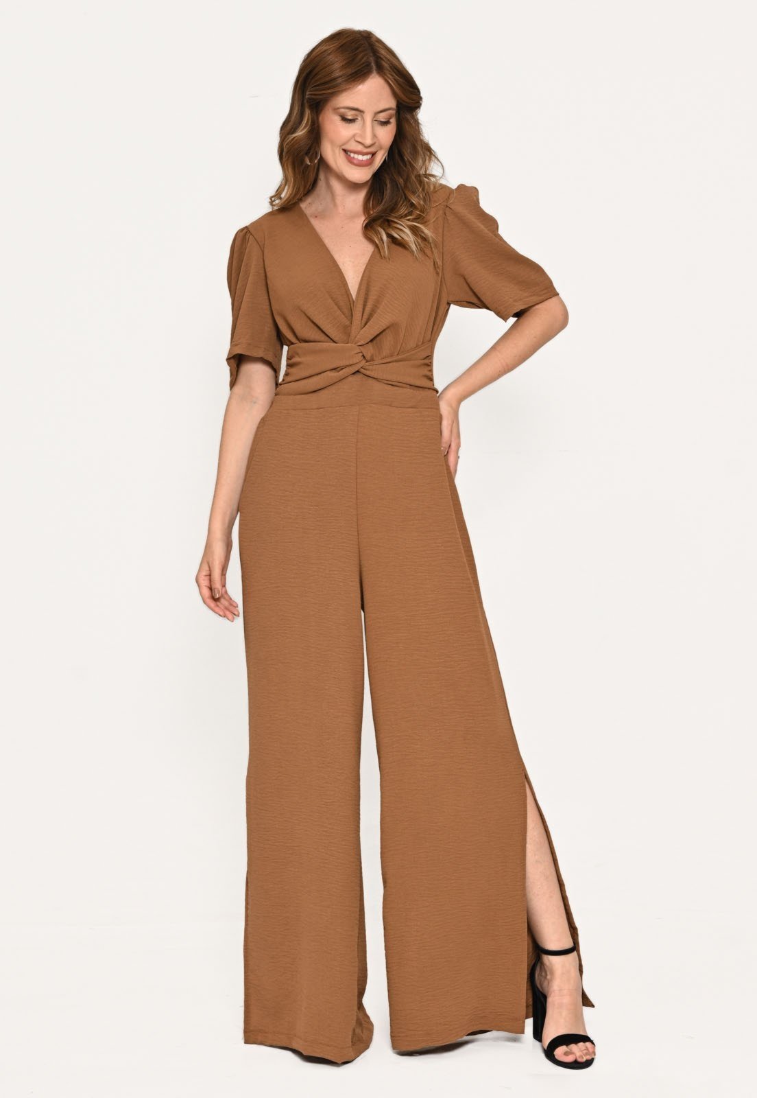 Macacão Bisô Pantalona Fendas Liso Caramelo – Caramelo
