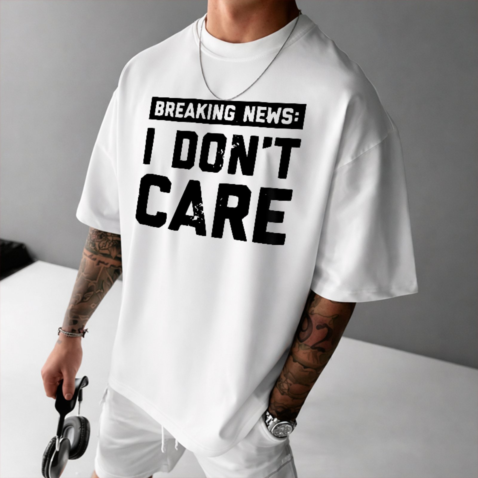 Camiseta Oversized I Don’t Care Breaking News Branco
