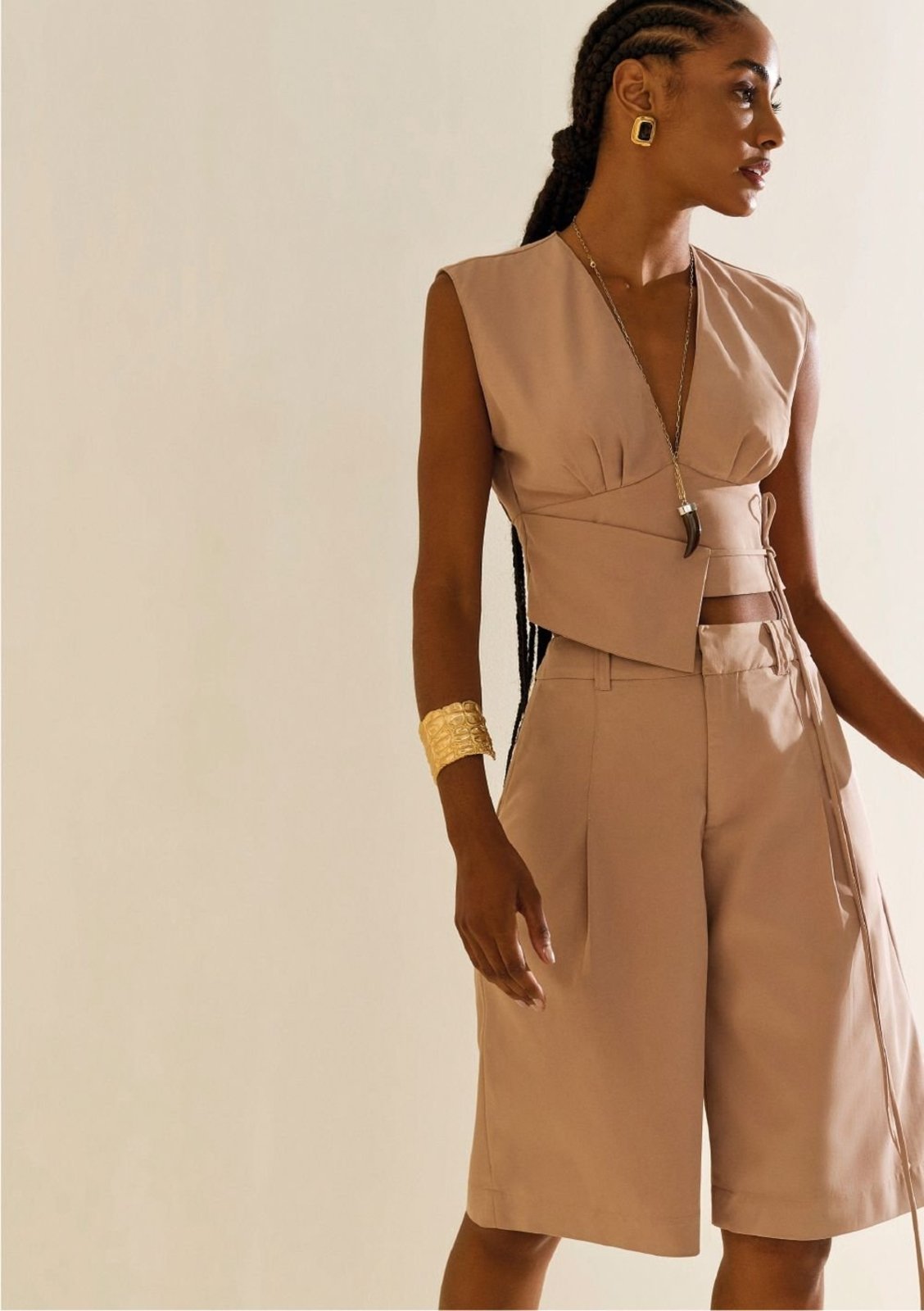 Regata Morena Rosa Ajustada Decote V Cropped Marrom