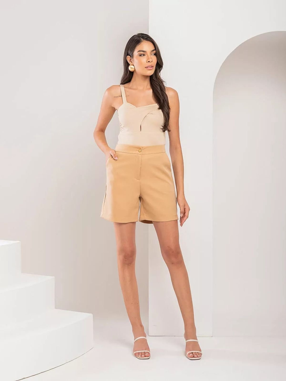 Bermuda de Alfaiataria com Bolsos Lily Daisy LS037 Bege