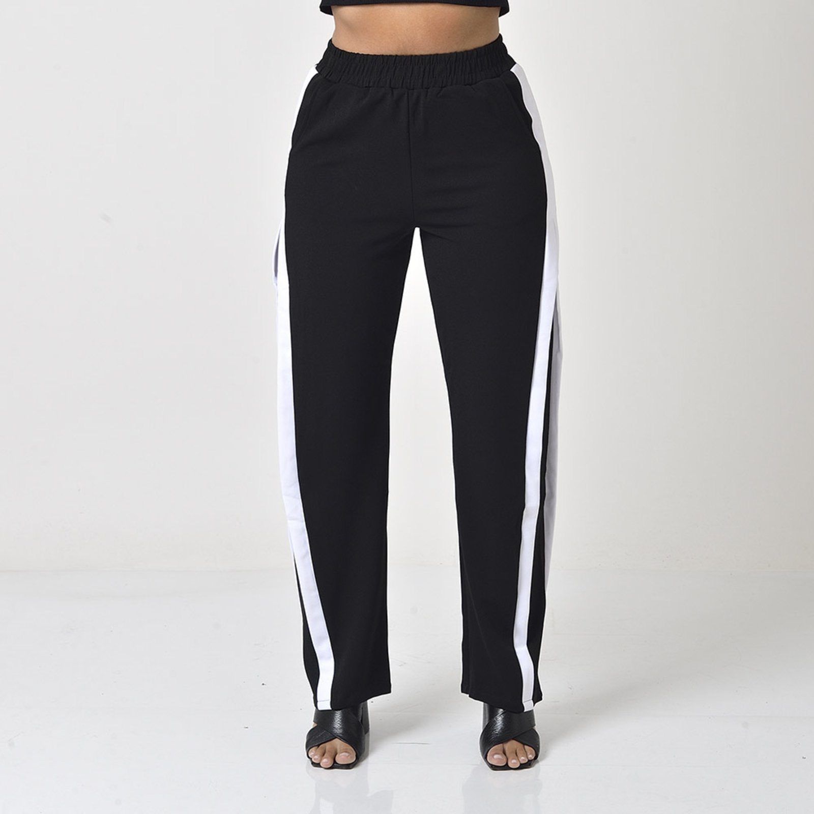 Calça Reta Com Elástico na Cintura e Detalhes Laterais Malha Crepe Preto