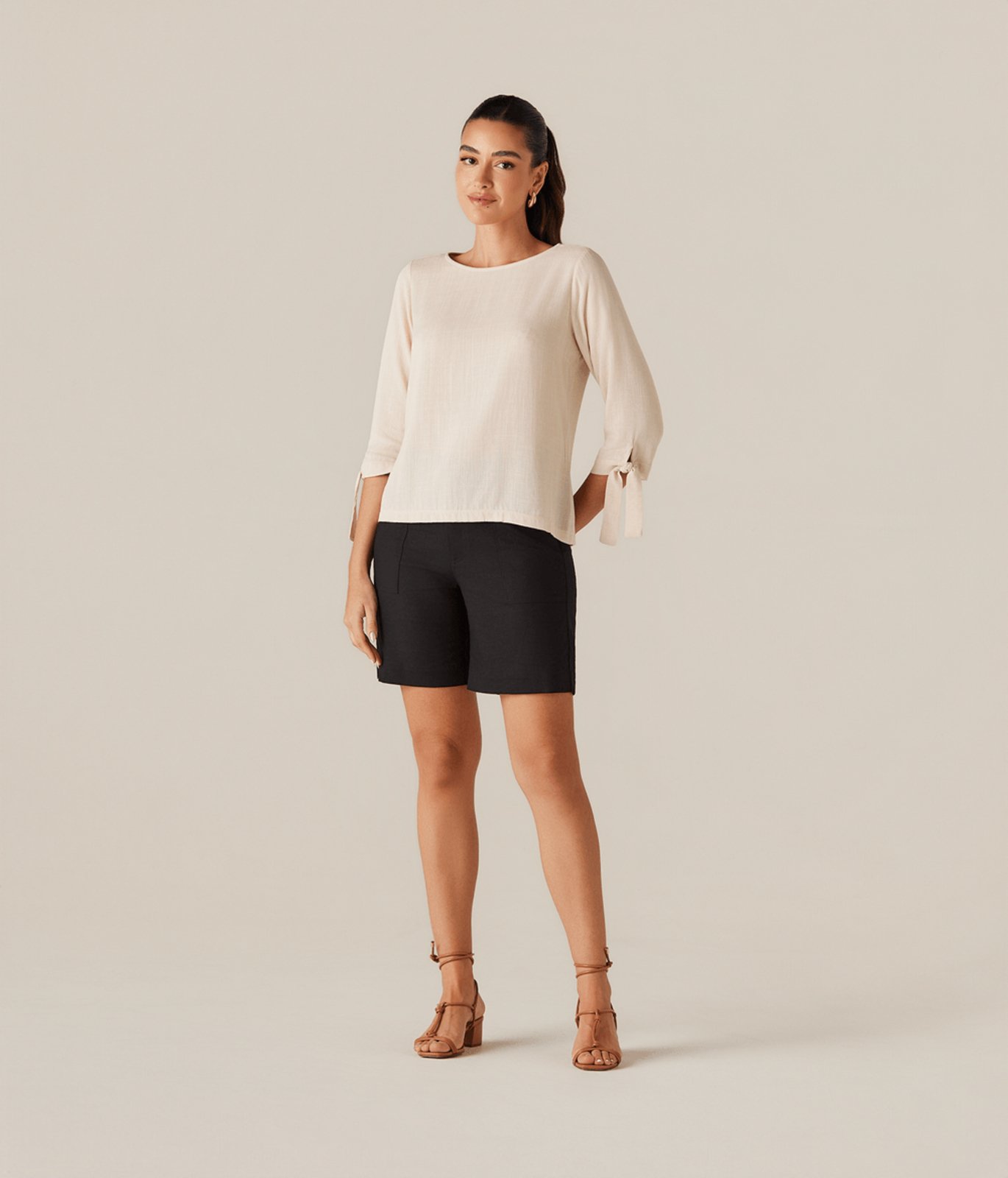 Bermuda Media Com Dois Bolsos Feminina Preta