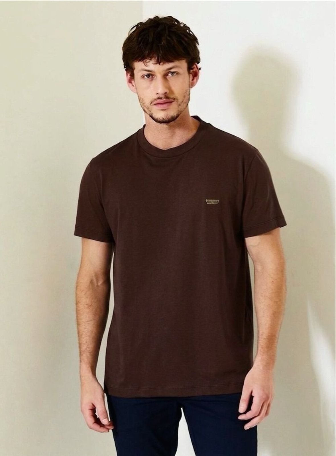 Camiseta New Masculina com Bordado Metálico Triton Marrom Nobuck