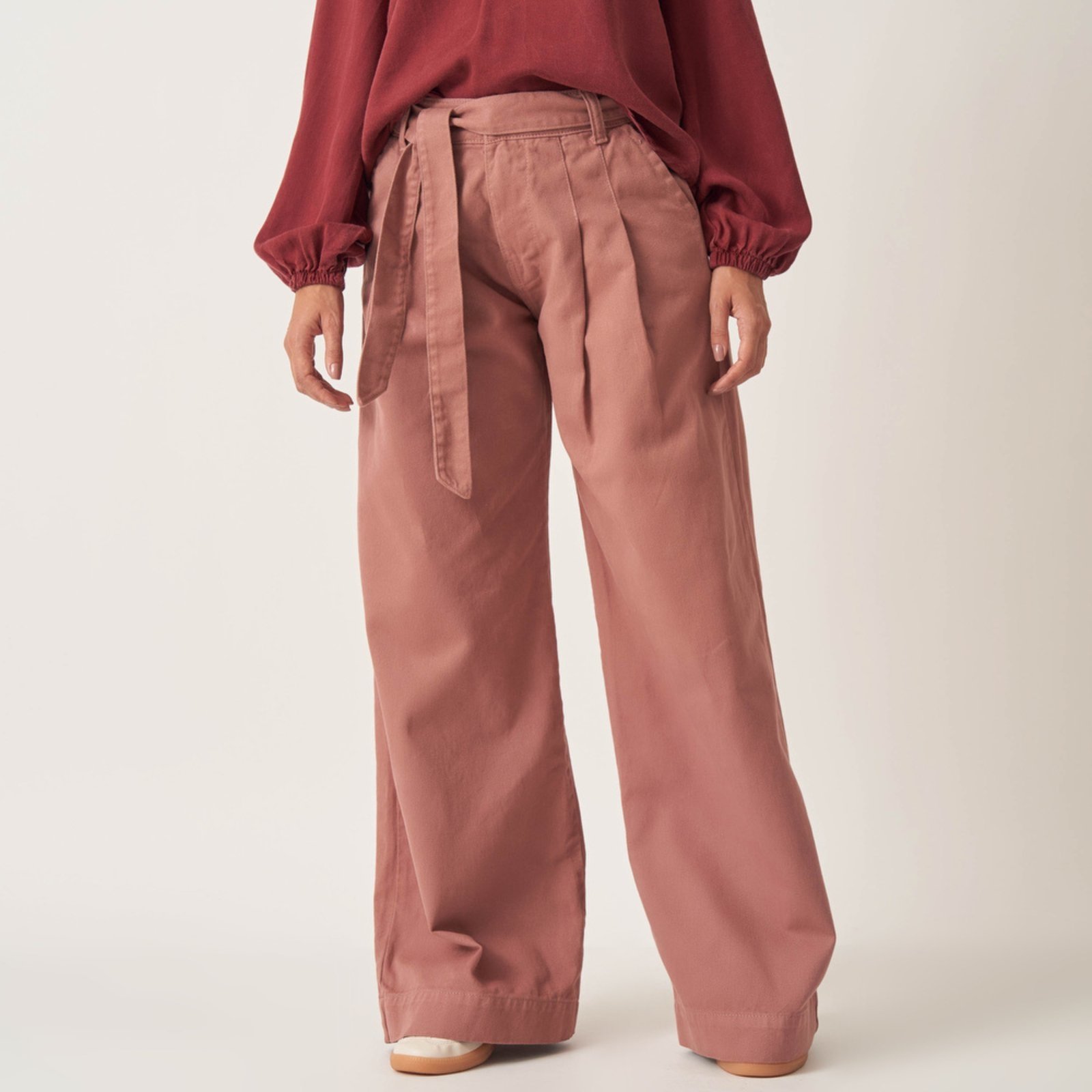 Calça Jeans Wide Cintura Alta Elástico Atrás E Pregas