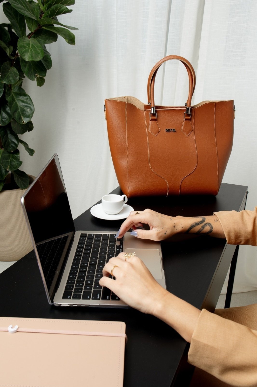 Bolsa Feminina Luxo com Carteira e Alças Duplas Espaçosa