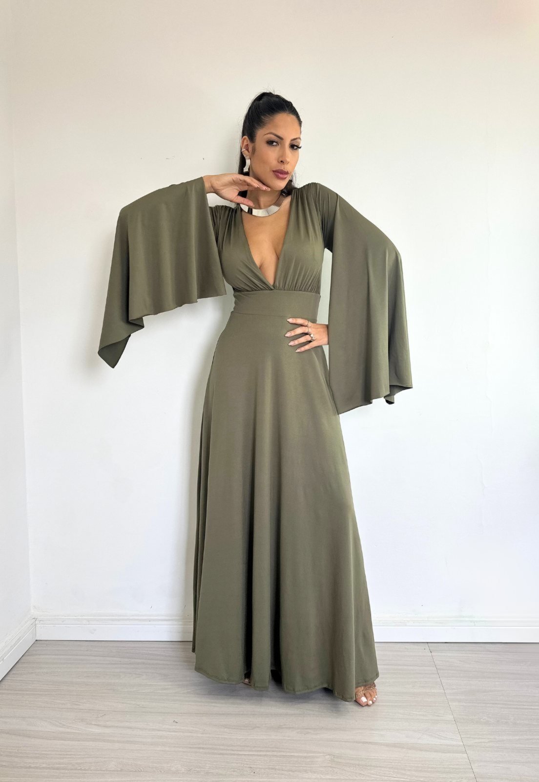 Vestido Longo de Festa Elegante Decote em V Fluity Manga Longa com Abertura Rebecca Verde Militar