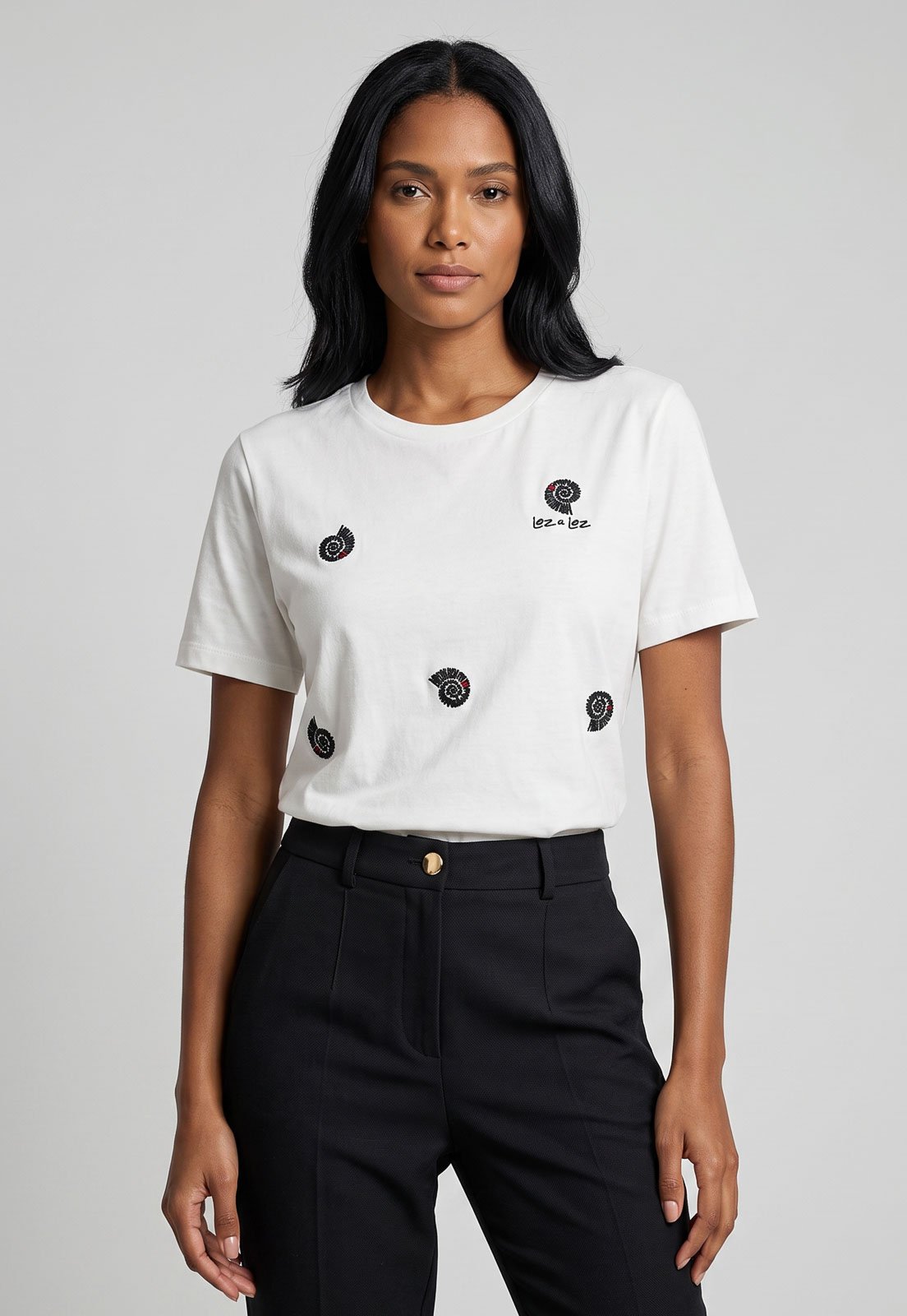Camiseta Feminina Lez a Lez Bordado Malha Penteada Branca