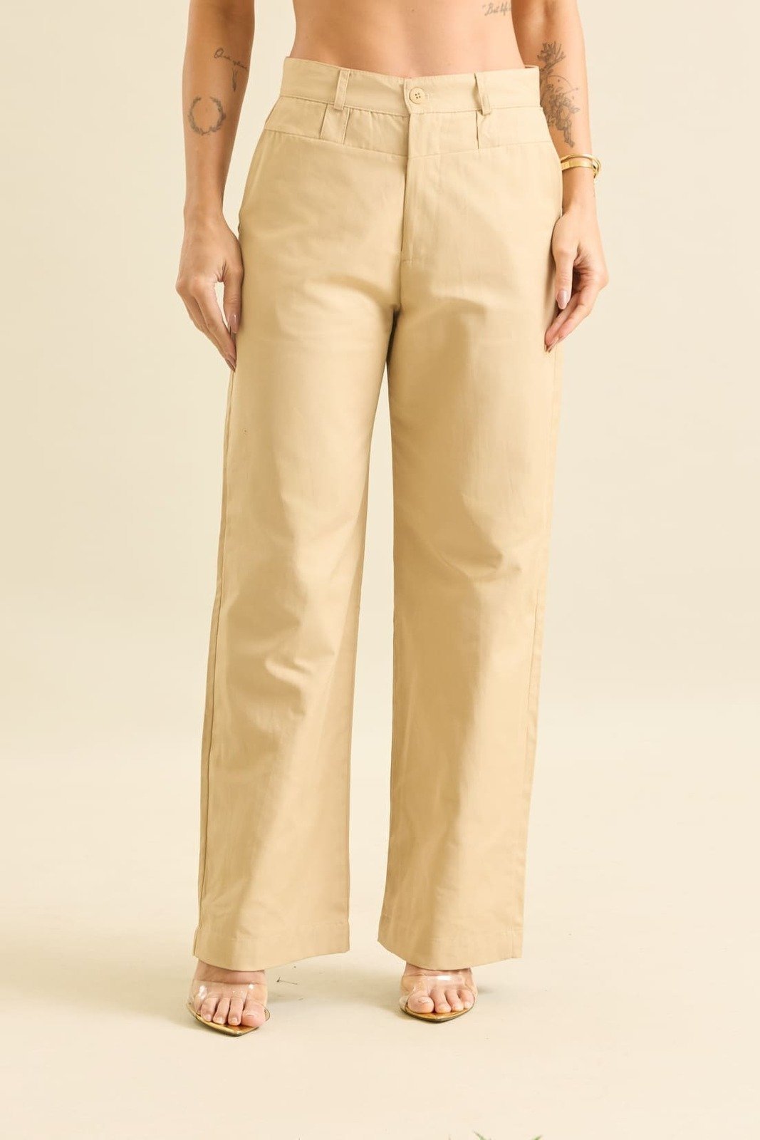 Calça Malha Reta Feminina Com Recortes e Bolsos Rise and Set Bege