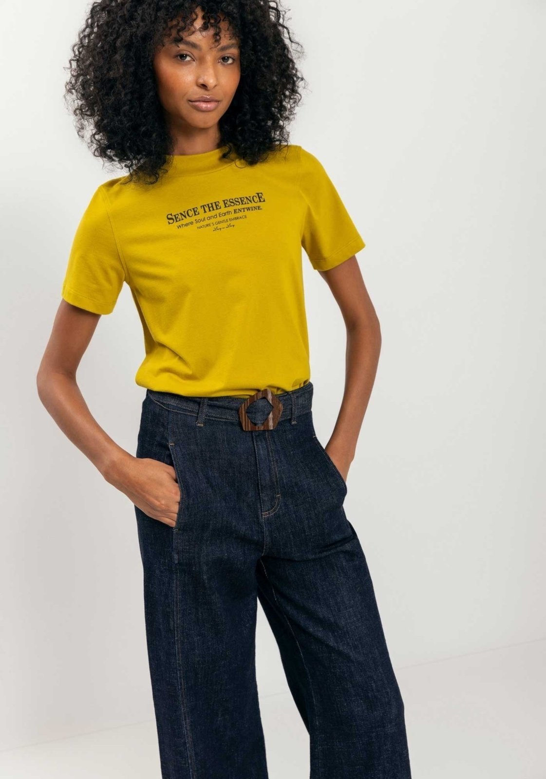 Blusa T-shirt De Mangas Curtas Com Estampa Localizada