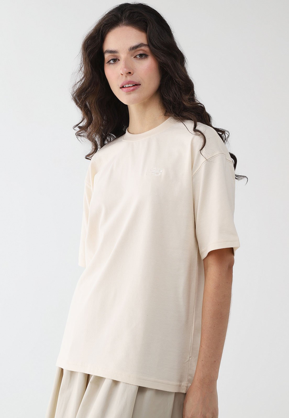 Camiseta Feminina New Balance Oversized Small Logo Off-White