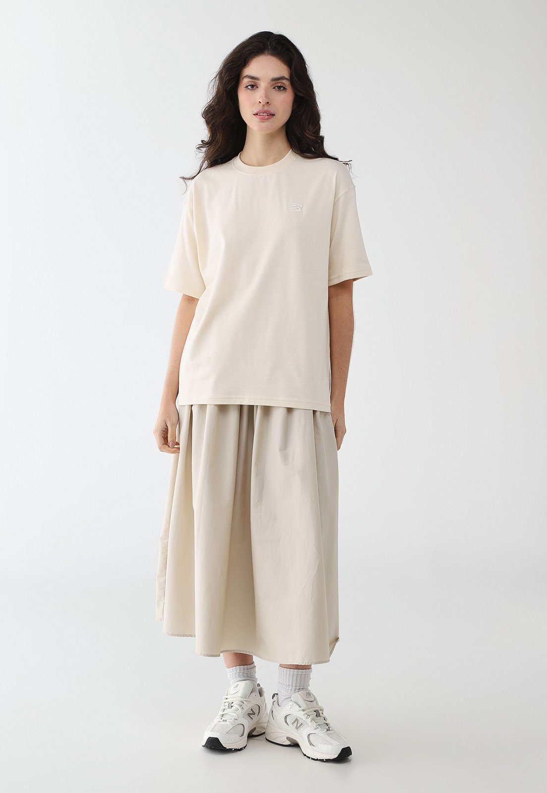 Vista 3 Camiseta Feminina New Balance Oversized Small Logo Off-White off-white white New Balance off-white white