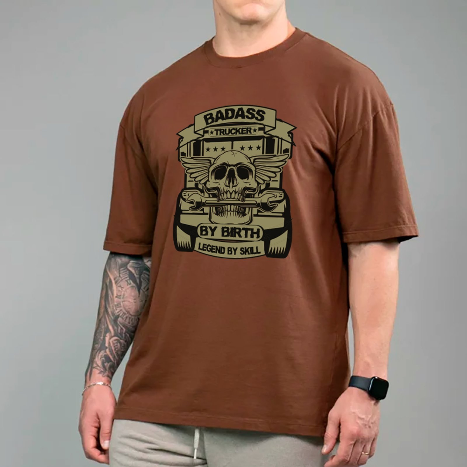 Vista 2 Camiseta Ousy Streetwear Badass Trucker Caveira Oversized Unissex marrom ousy marrom