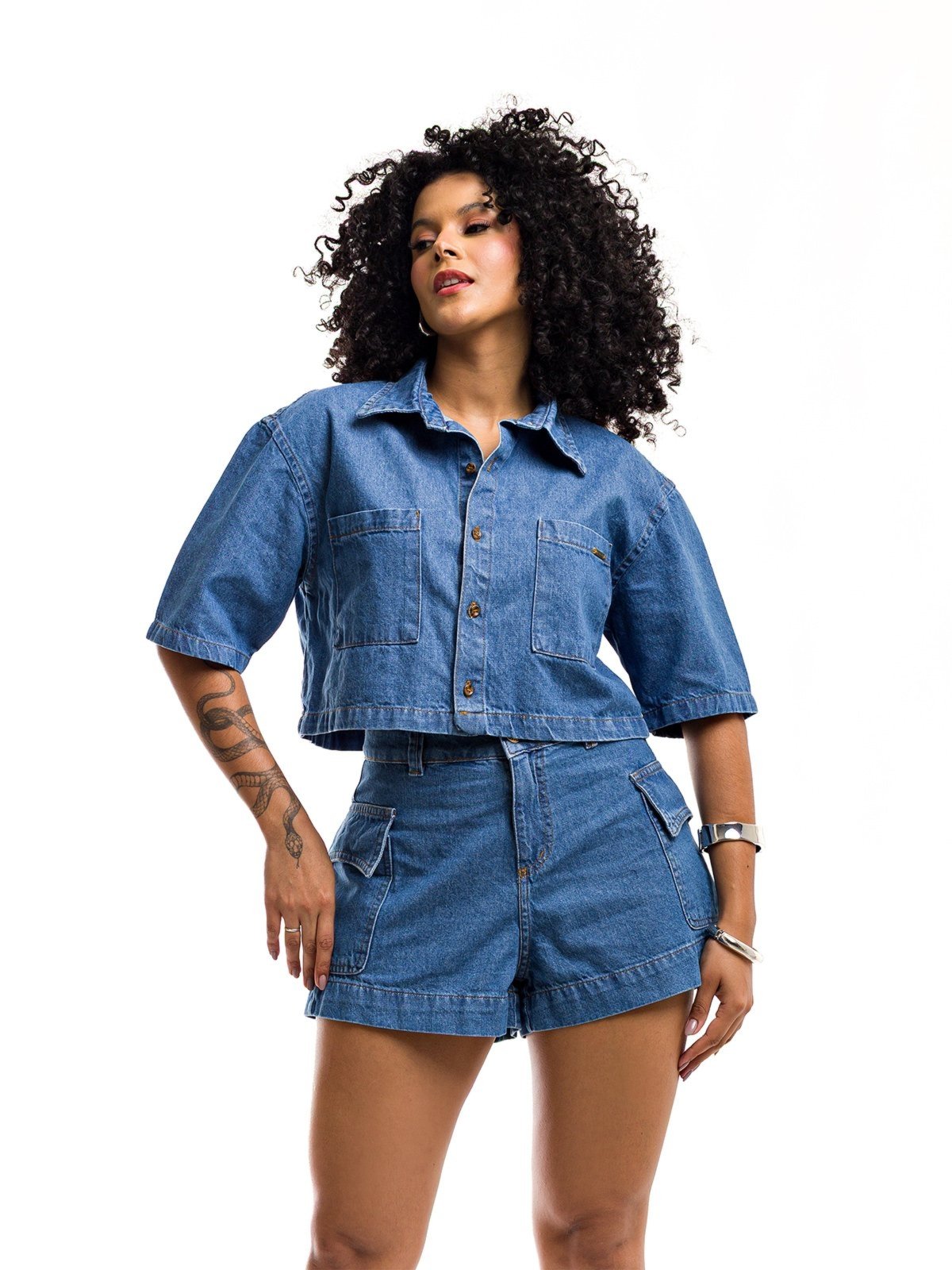 Vista 3 Conjunto Restrito Jeans Cropped Camisa Over e Short Cargo Médio azul Restrito Jeans azul