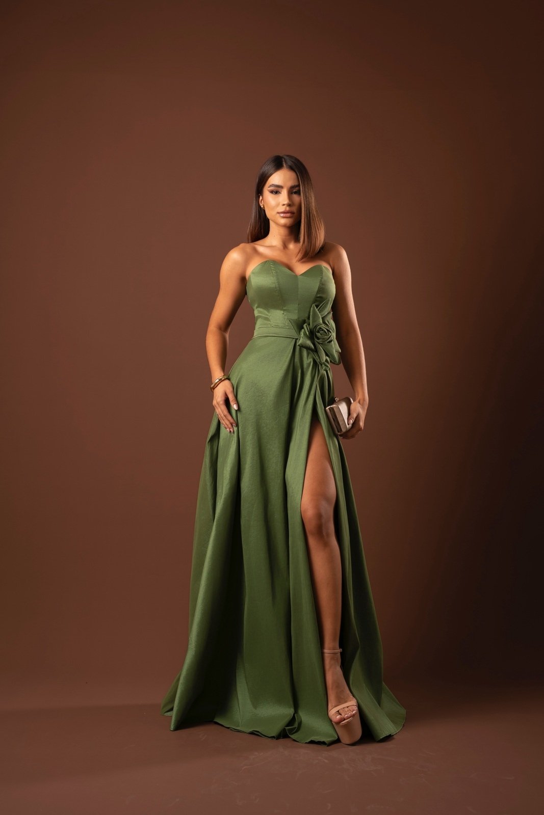 Vestido Longo de Festa Madrinhas Tomara que Caia com Flor Lateral Saia em A Marlenne Verde Oliva