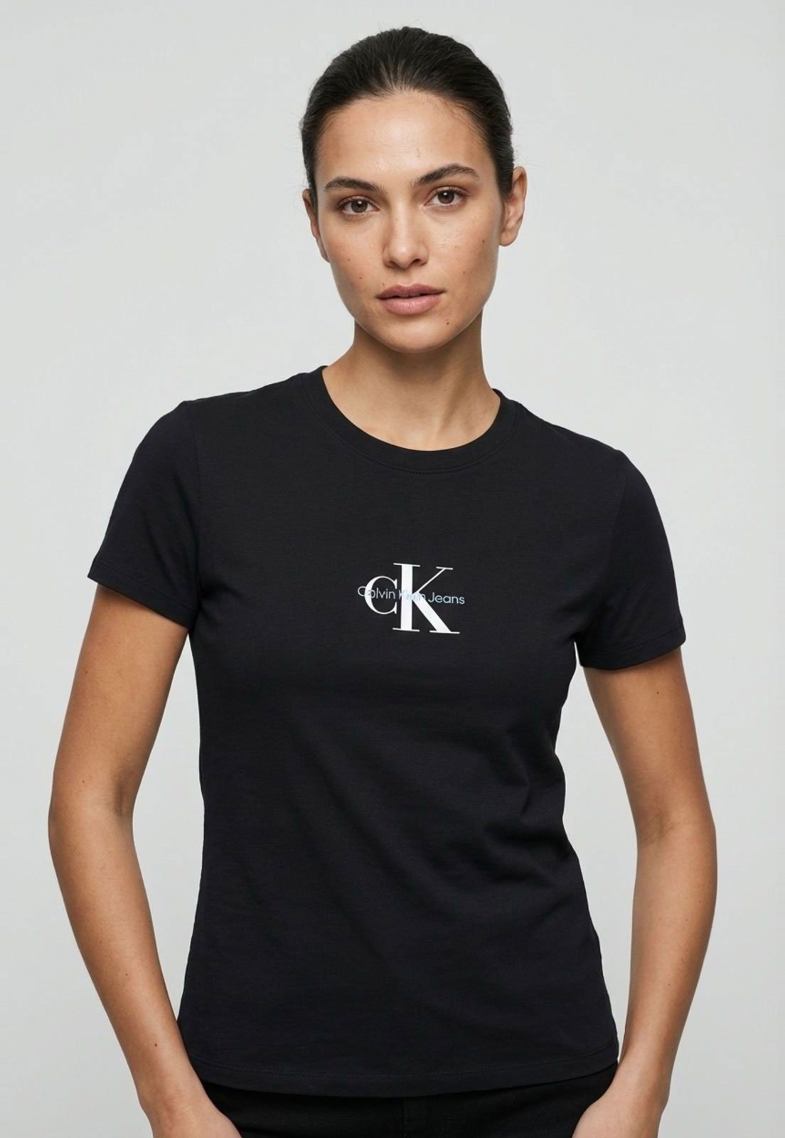 Vista 2 Camiseta Feminina Calvin Klein Jeans Logo Centralizado Preta preto Calvin Klein Jeans preto