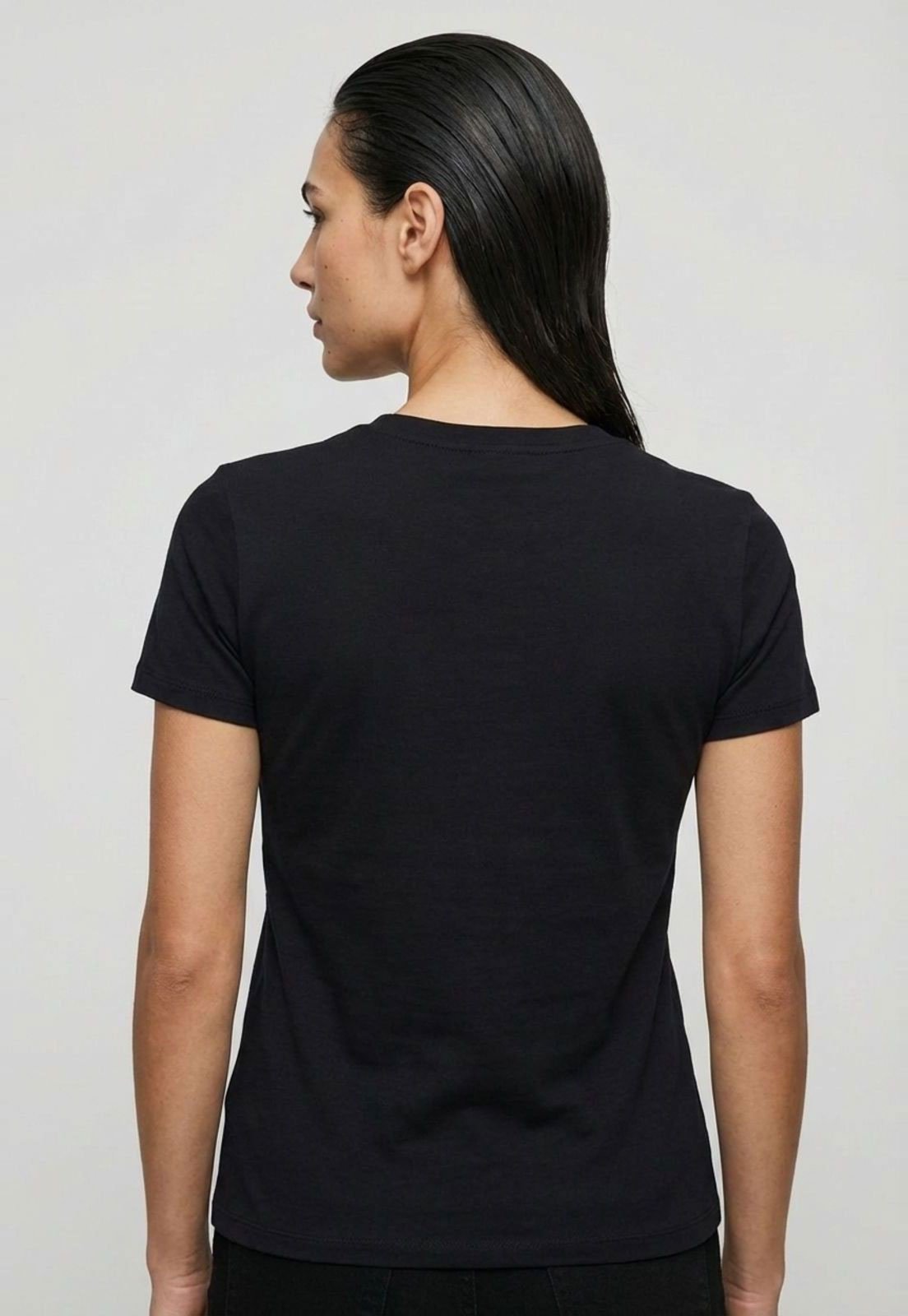 Vista 3 Camiseta Feminina Calvin Klein Jeans Logo Centralizado Preta preto Calvin Klein Jeans preto