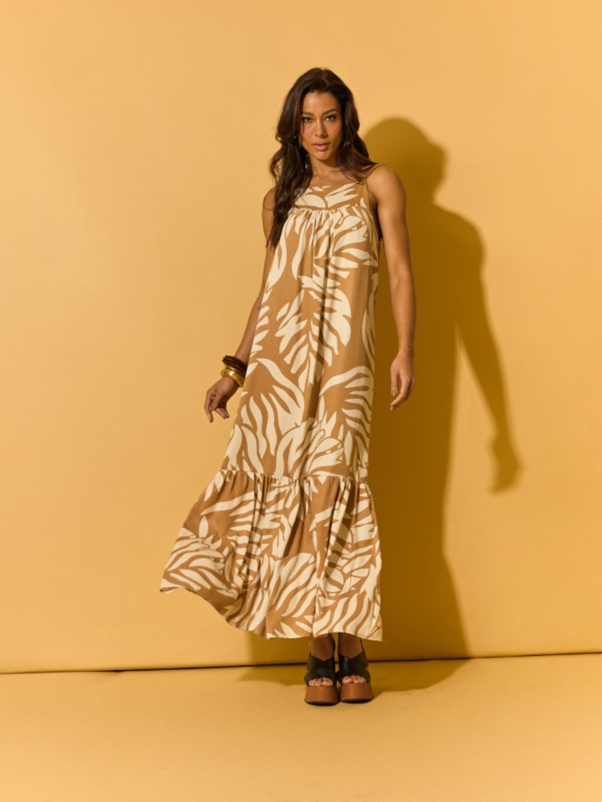 Vestido Estampado Folhagem VHF VARIEDADES Viscose Longo Verão Chic Bege