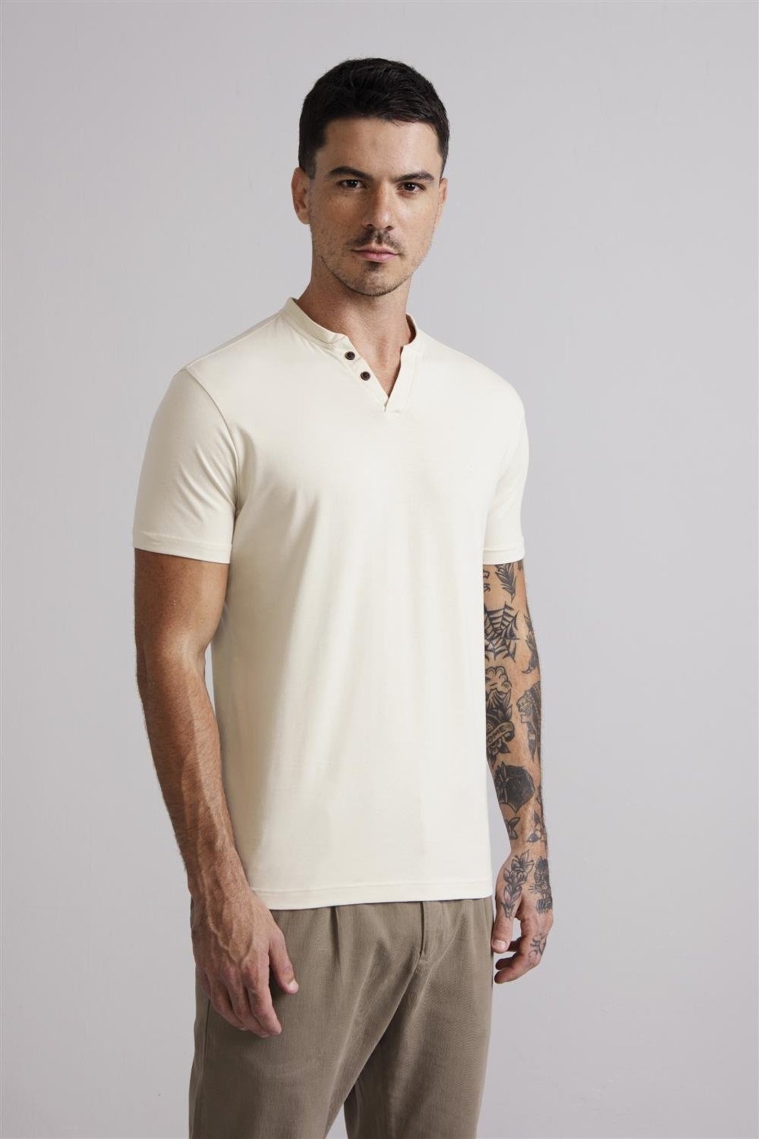 Vista 2 HIGHSTIL Camiseta Gola Portuguesa Malha Premium Slim Fit Areia bege HIGHSTIL bege