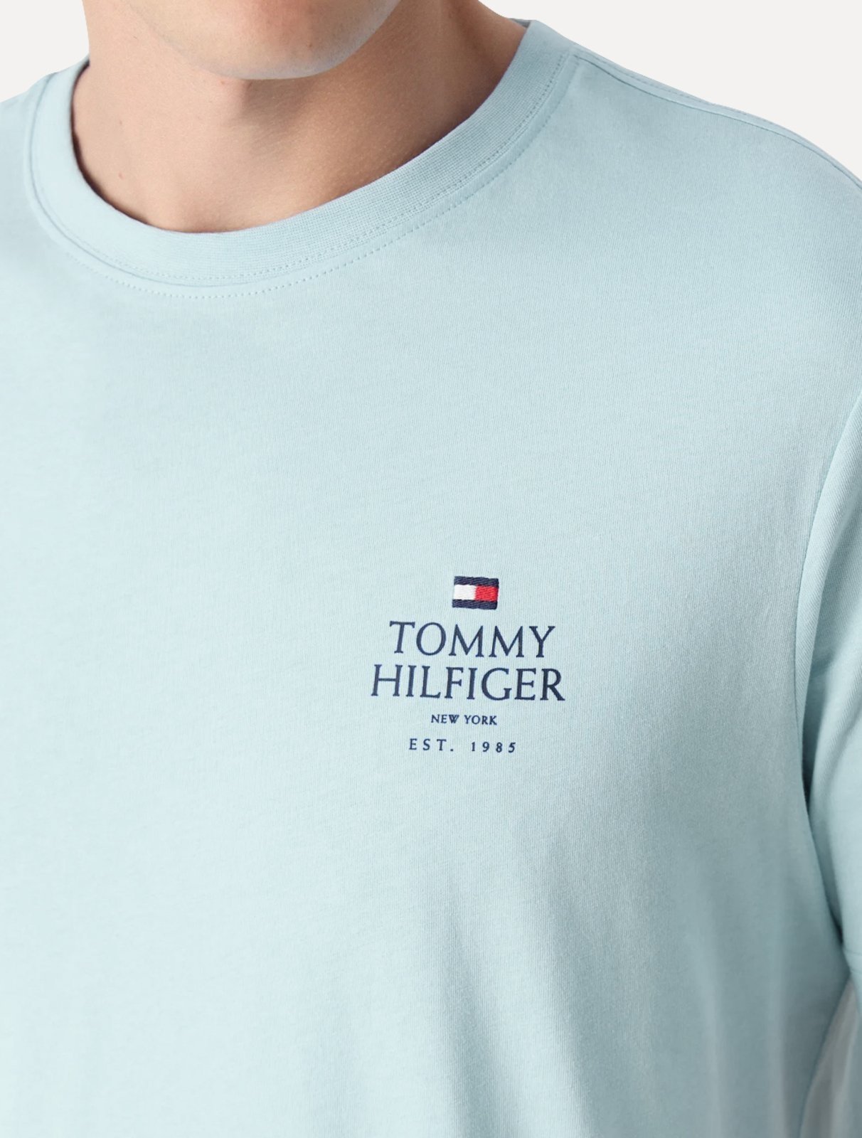 Vista 3 Camiseta Tommy Hilfiger Masculina Stack Brand Love Claro azul Tommy Hilfiger azul