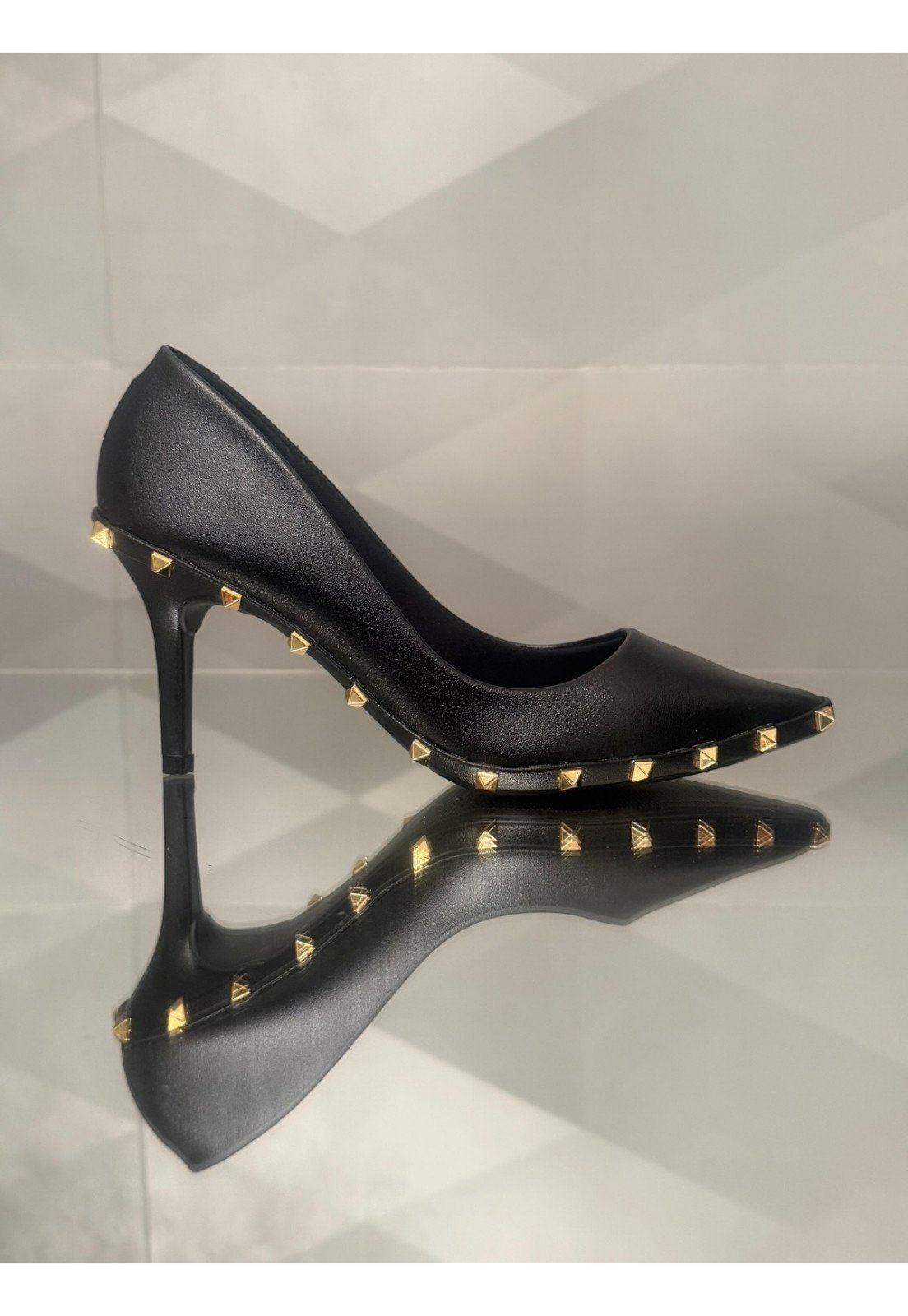 Scarpin Preto Spike Dourados Salto fino 8 cm