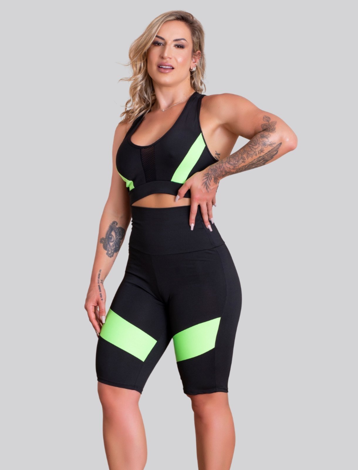 Conjunto Feminino Fitness GJR Modas Bermuda Com Recorte Na Perna E Top Nadador Com Tela Verde