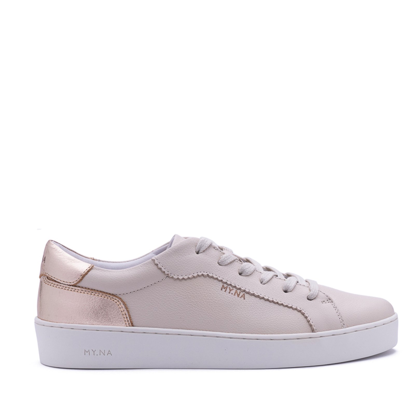 Vista 3 Tênis MY.NA Y8 Off White Couro Legítimo com detalhes em Dourado off-white white MY.NA off-white white