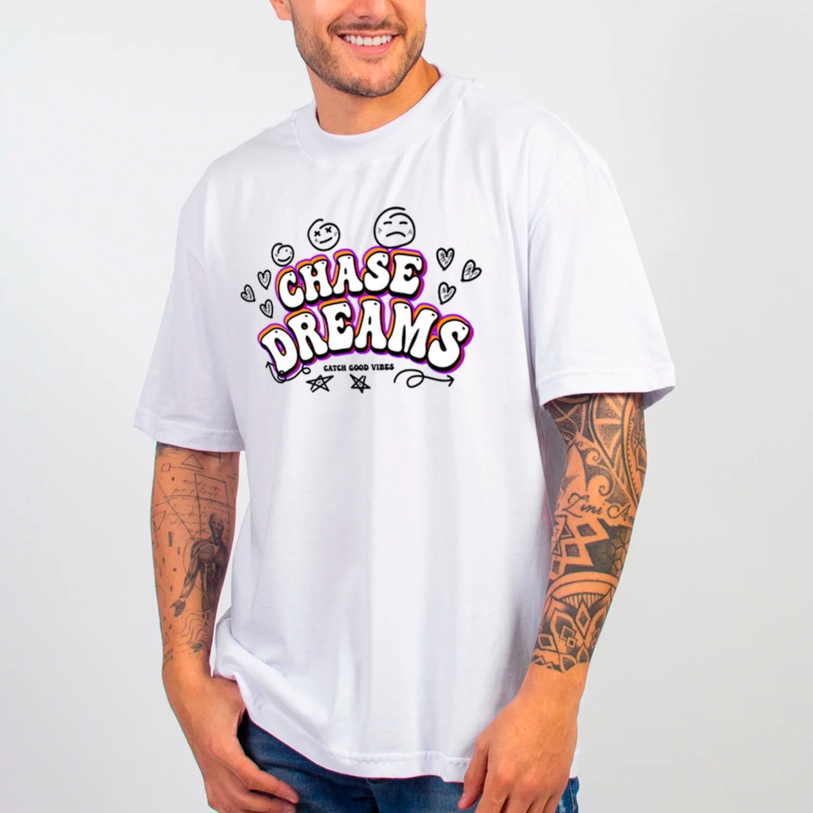 Vista 2 Camiseta Ousy Streetwear Chase Dreams Estampa Motivacional Oversized branco ousy branco